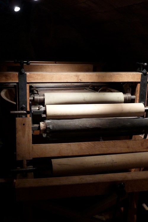 Old-fashioned mangle for drying paper